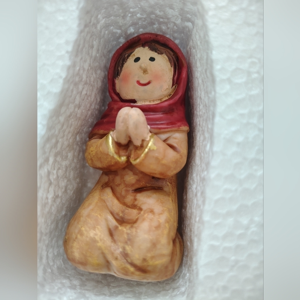 Nativity Scene Figurines Set - Picture 2 of 9